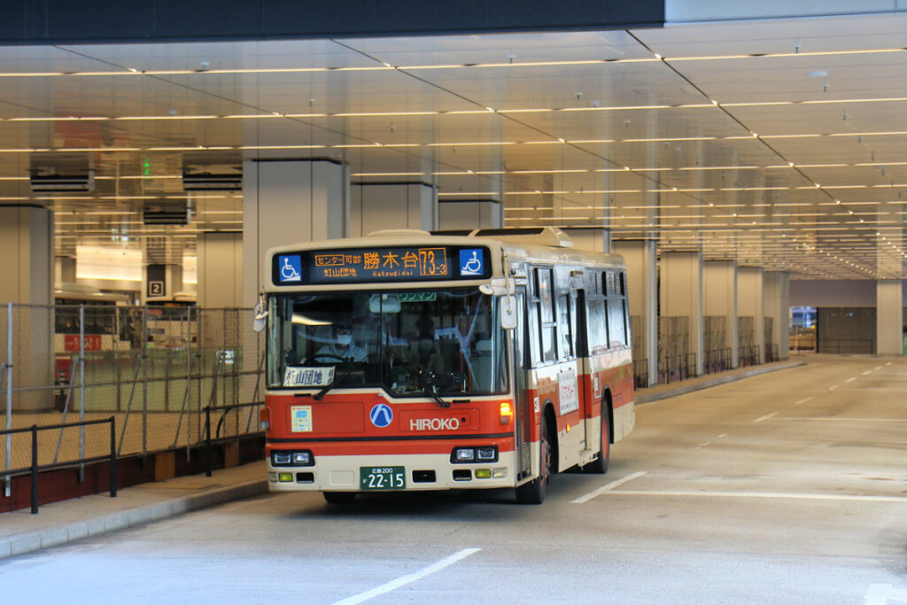 新しくなった広島駅南口のバス乗り場は商業施設の直下に設けられた