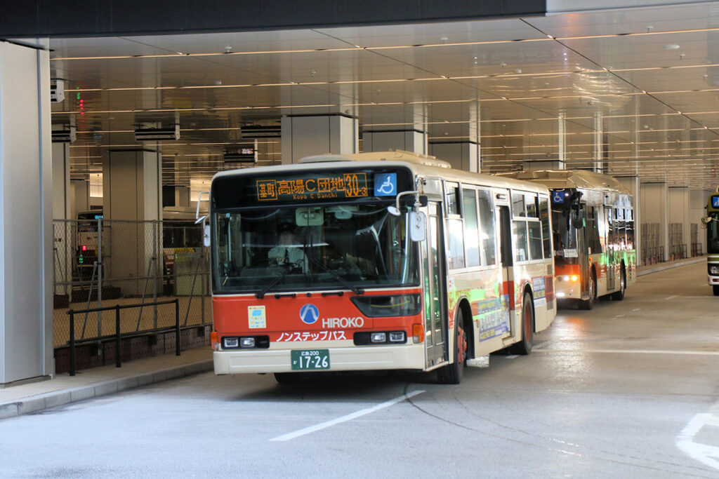 KL-MP37JKは元東急バス。他車と比較して平べったい車体が特徴的だ