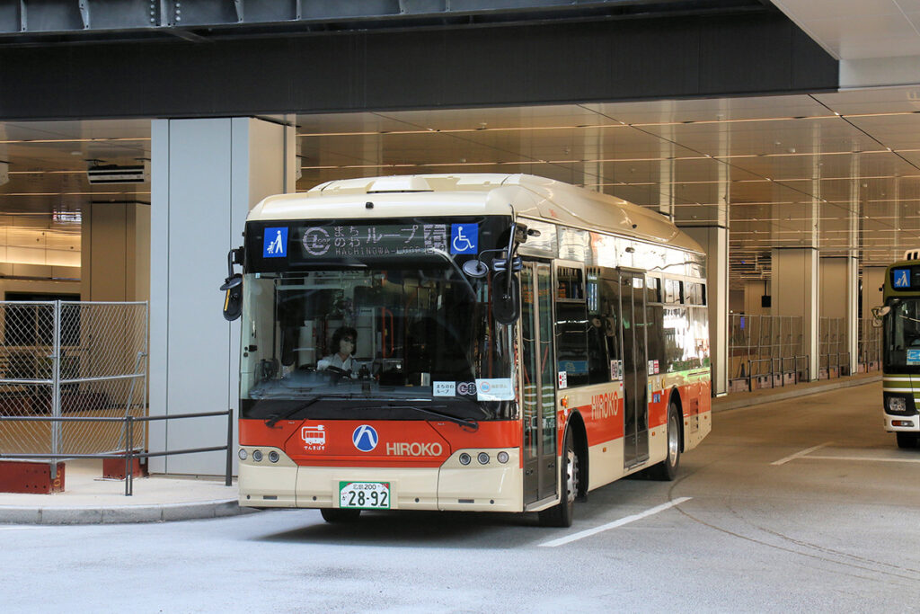 旧型車が残る一方、電気バスも導入されている。広島交通はBYD K8を導入している