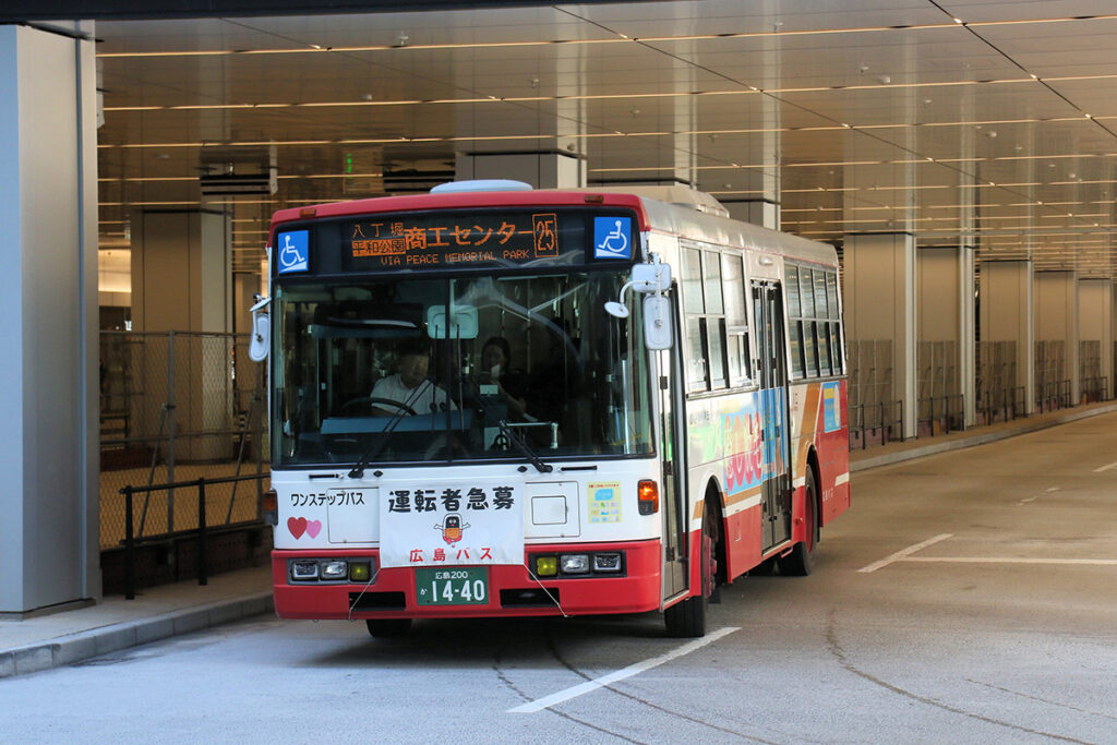 こちらも希少な富士重工17型Eボディを持つ日デ車が活躍中。この車両は船橋新京成バスからの移籍車だ