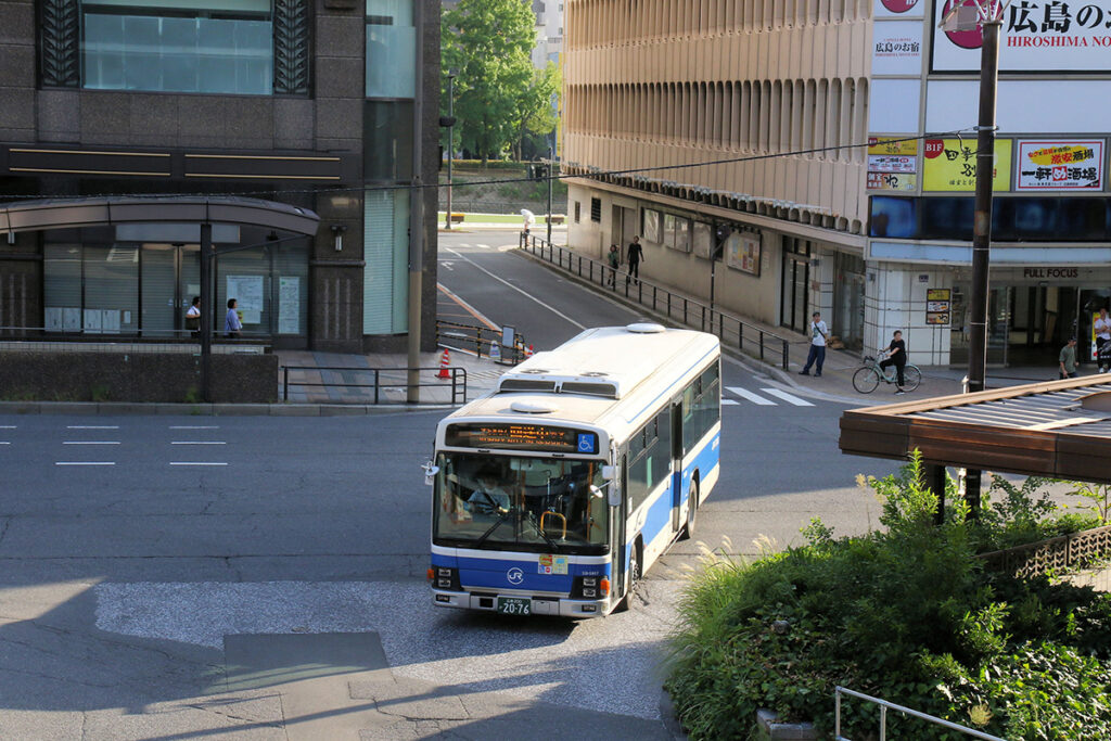 JRバス中国のエルガQPG-LV234N3。駅前通りから南口停留所へ進入する