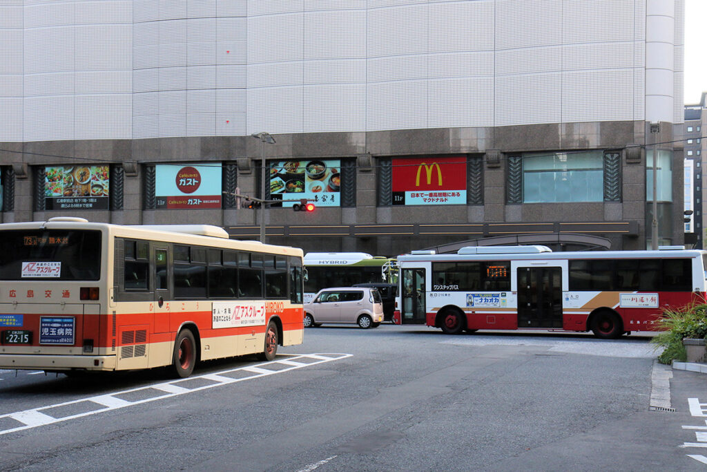 南口バス停留所から駅前通りの交差点を見る。現在は入口と出口を兼ねているが、将来的には新たな専用出口が設けられ、ここは入口専用となる