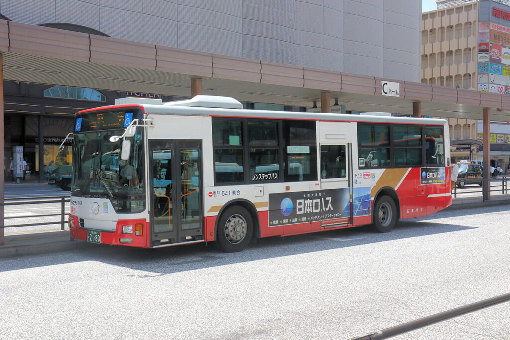 かつての南口停留所も上屋付きのホームが設けられていたが、駅ビルからは分離されていた