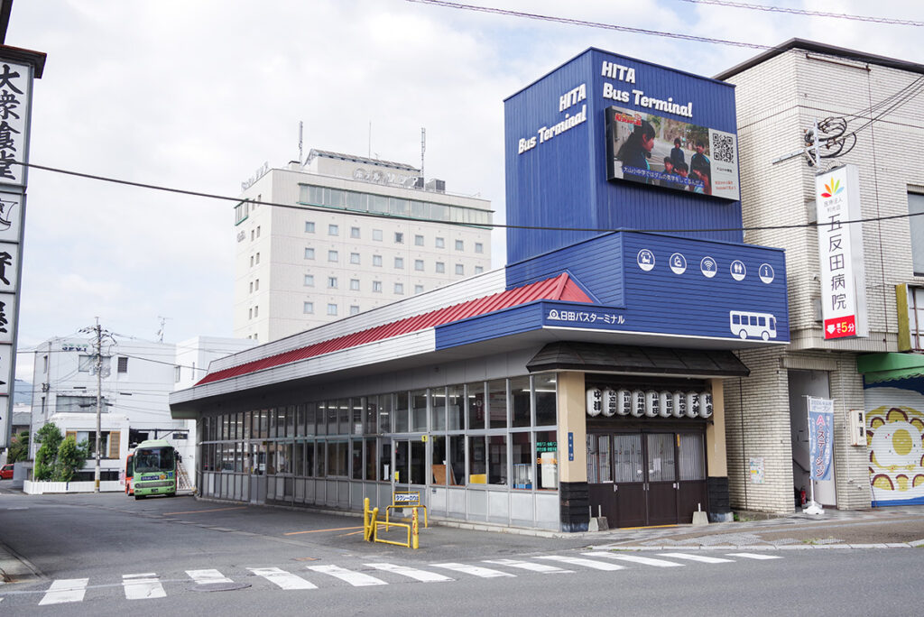 日田バスターミナル。昔は「日田バスセンター」と呼んでいたが、インバウンド対応を兼ねて近年バスターミナルに改称した珍しい例