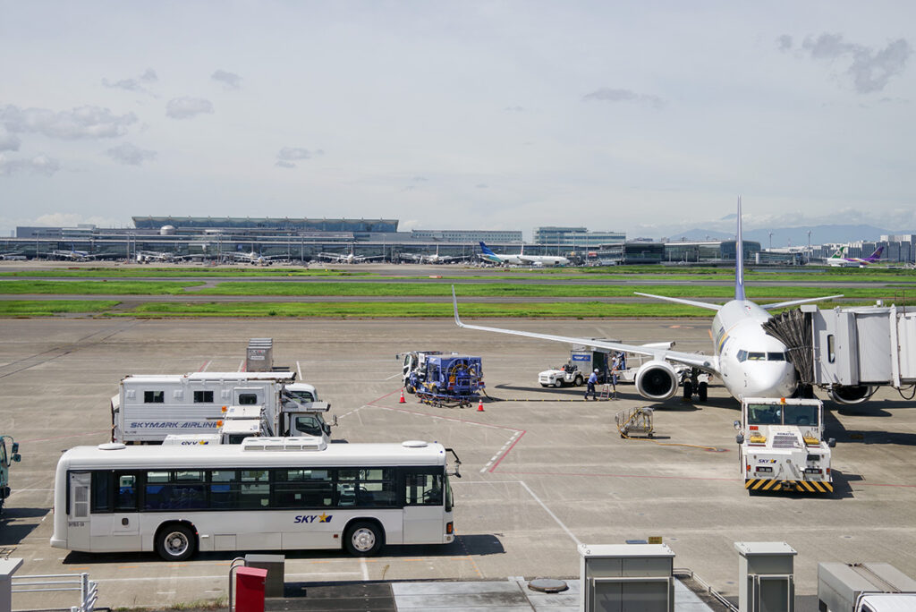 空港内の乗り物の中で、バスは特に身近な存在