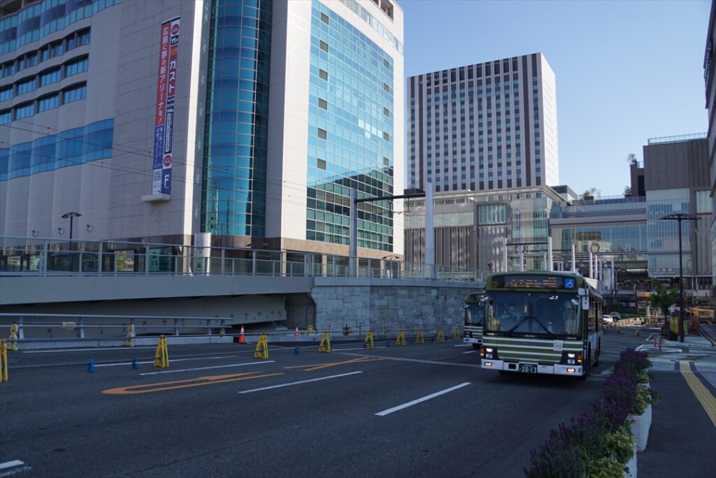 翌日には広電バスと広電電車が並ぶ姿が？