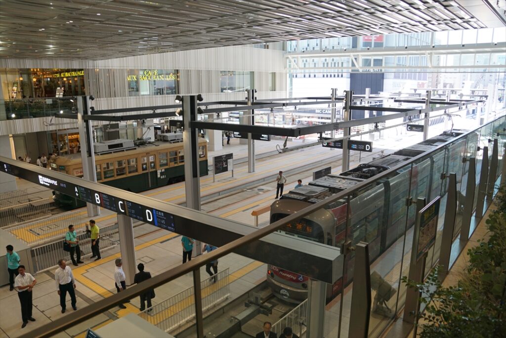 関係者が開業に向けて最後の準備をしていた