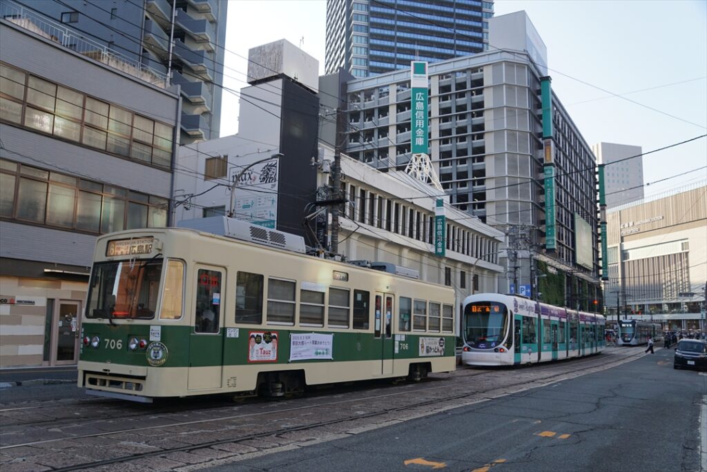 鉄道と違い電車が団子になっても運行できるのは逆に軌道のメリット？