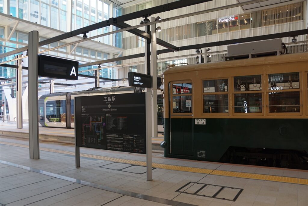 被爆後に復旧した広島電鉄モハ650形も新しい広島駅停留場に入線を果たした