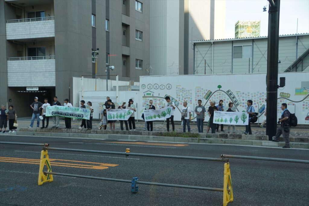 沿線では早朝から市民が横断幕を持って新線の開業を祝った
