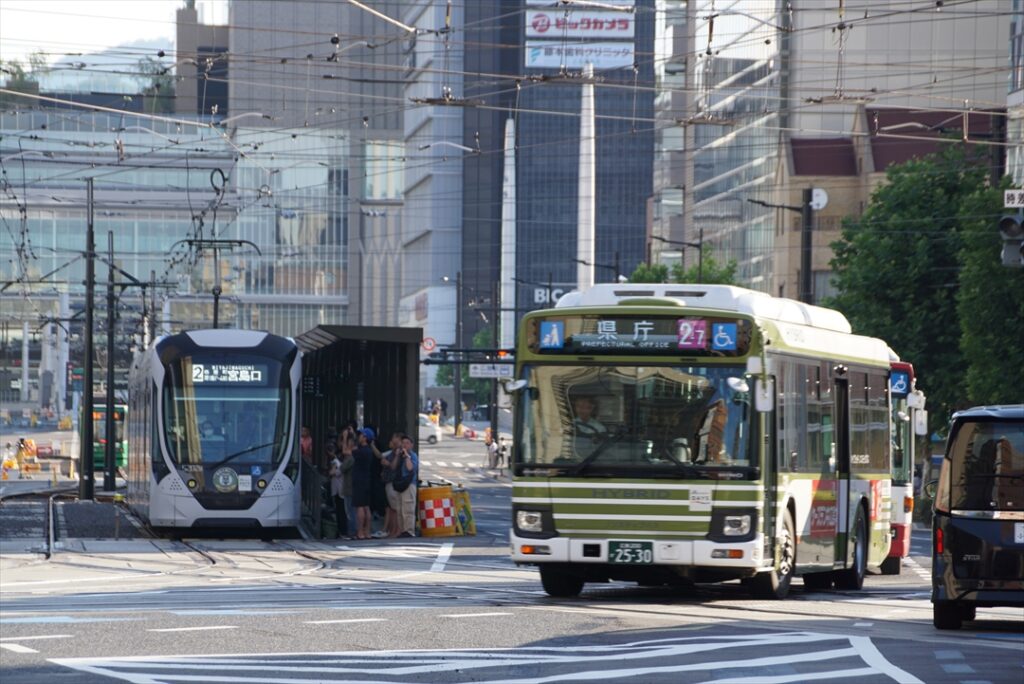 広電バスと広電電車が出会う！
