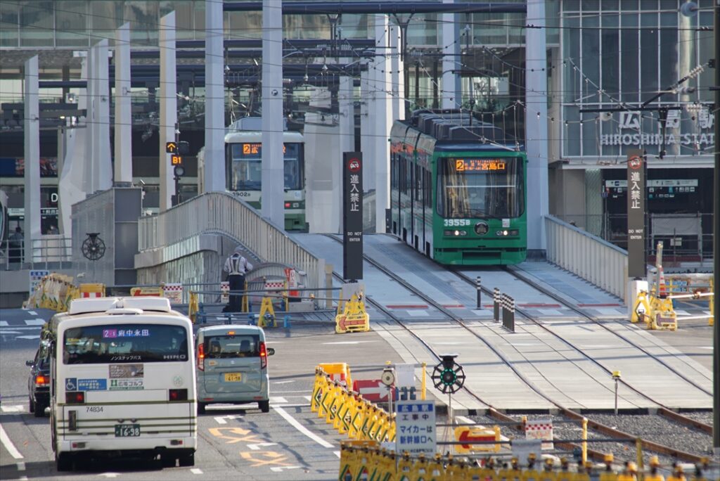 路面電車が高架で鉄道駅に乗り入れるのは全国初