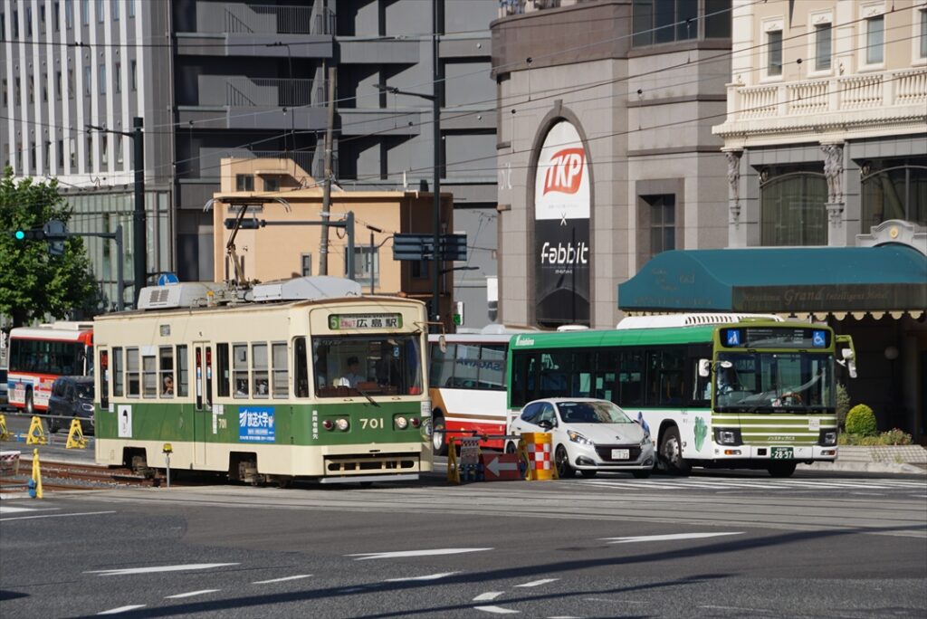 広電電車と広電バスが並ぶ