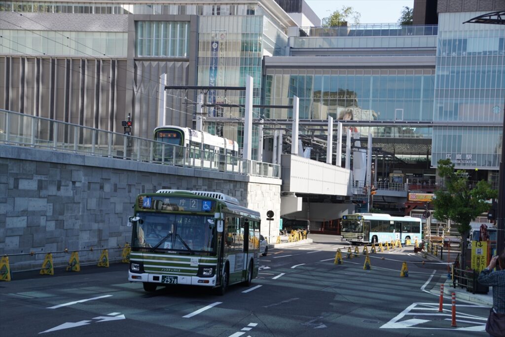 広島駅から出てきた広電バスと広島駅停留場に向かう広電電車