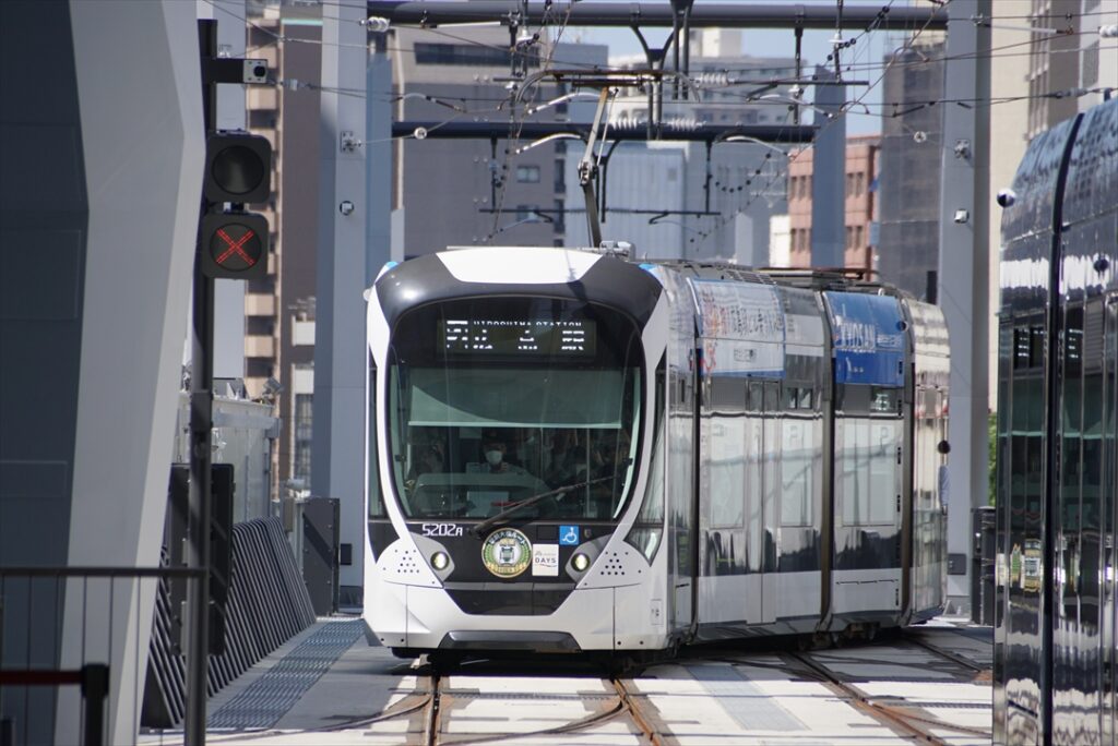ポイントを渡り駅に入線する