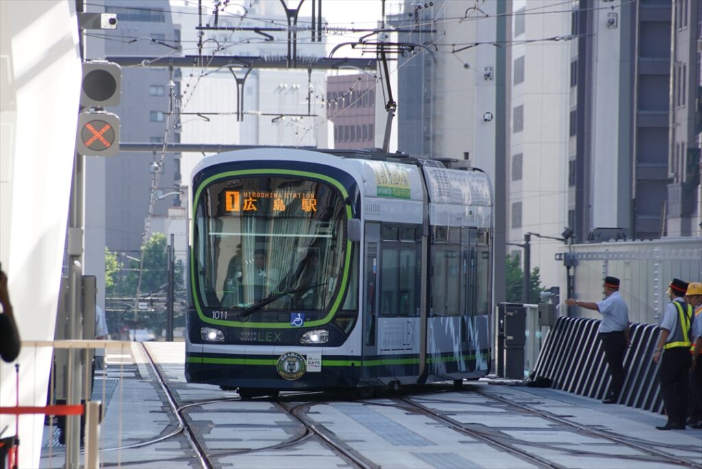 午後にはポイント故障で遅延したが新線でいきなり非常時対応を試された形だ