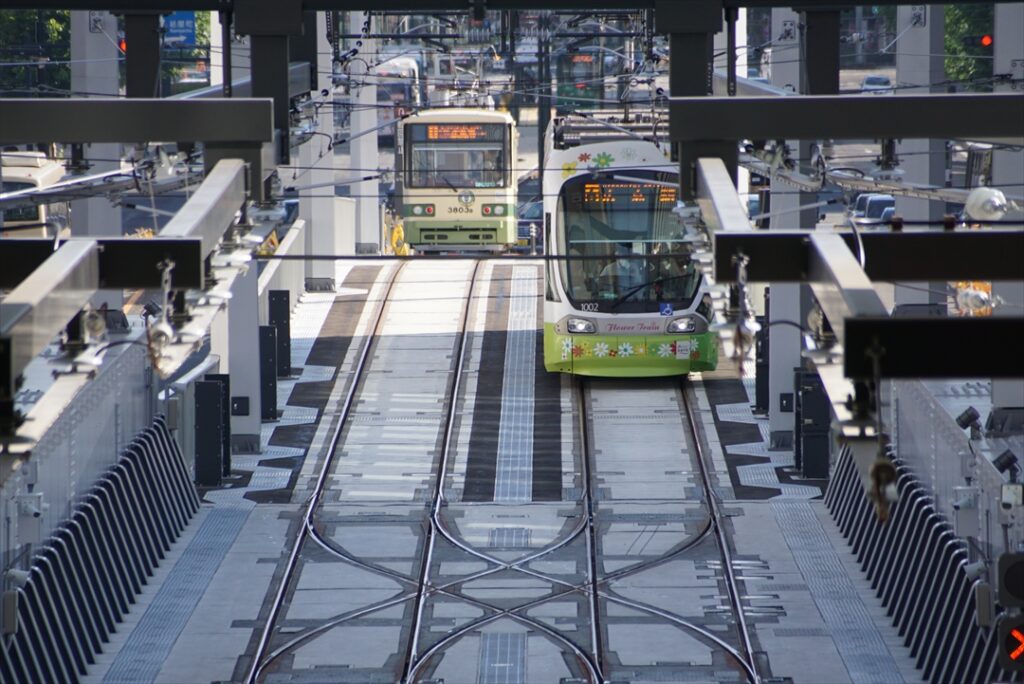 両渡りの分岐が迫力満点の広島駅電停