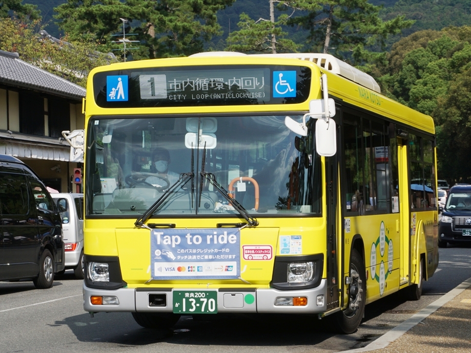 黄色い循環バスが便利