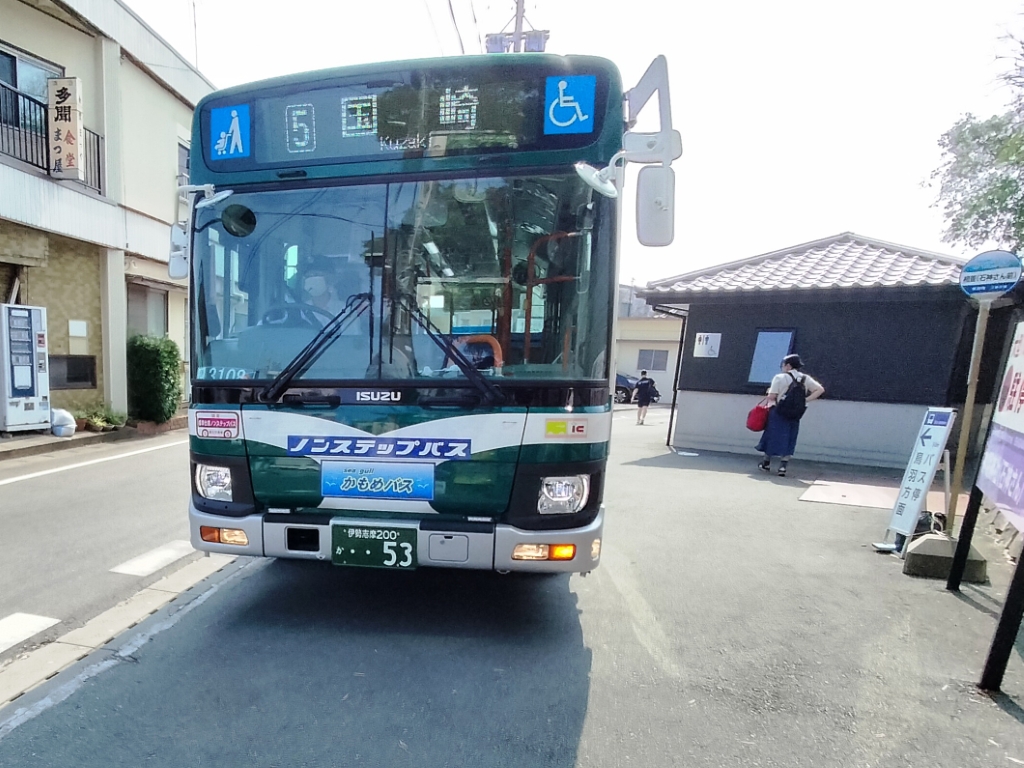 相差バス停に到着した鳥羽市営バス