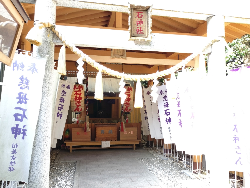 神明神社境内社の石神社