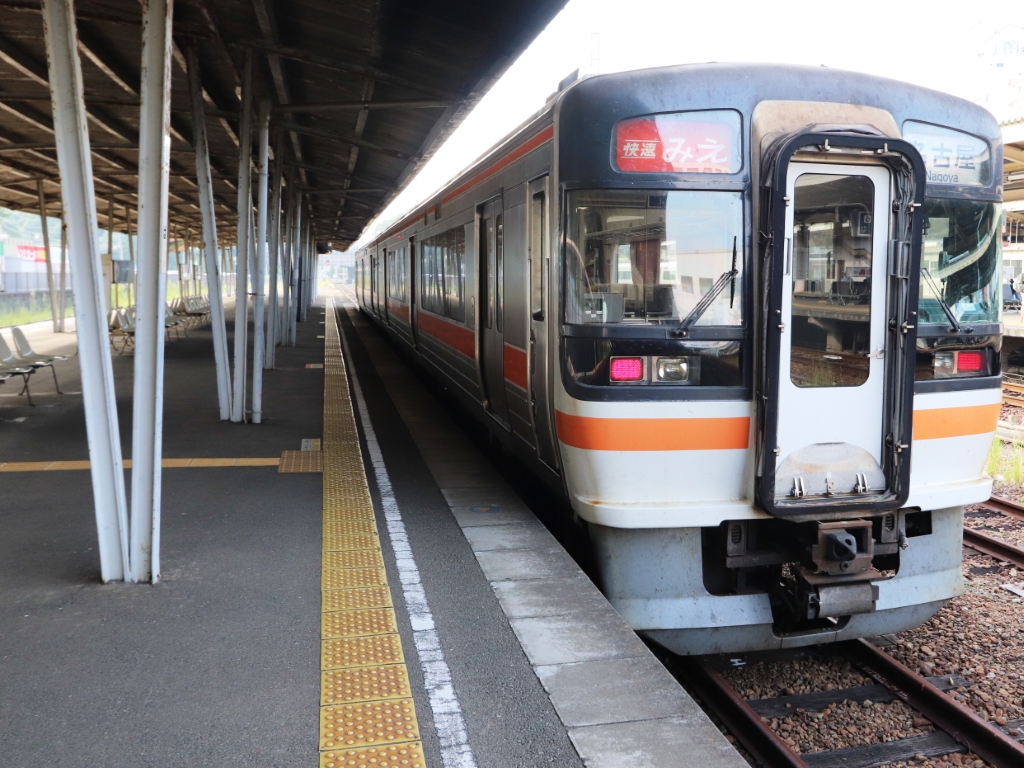 かつては参宮のために東京から急行列車の設定もあった鳥羽駅に停車中の快速みえ
