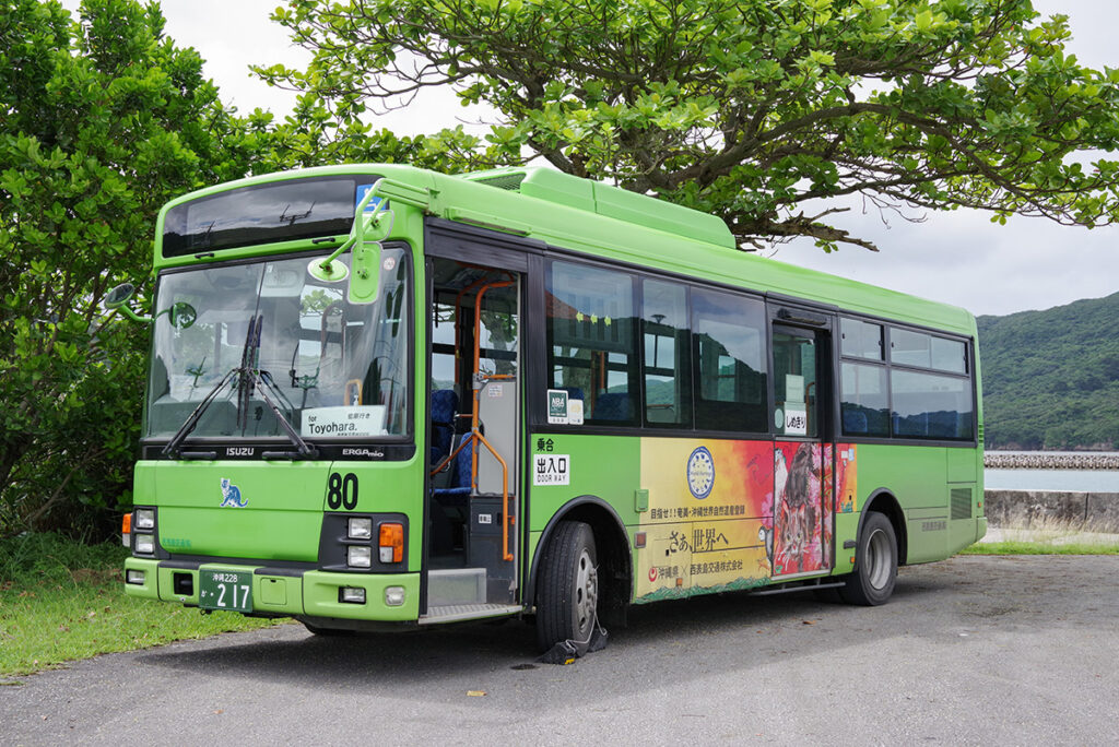 沖縄県の西表島交通。中扉のガラスに「しめきり」と貼られている