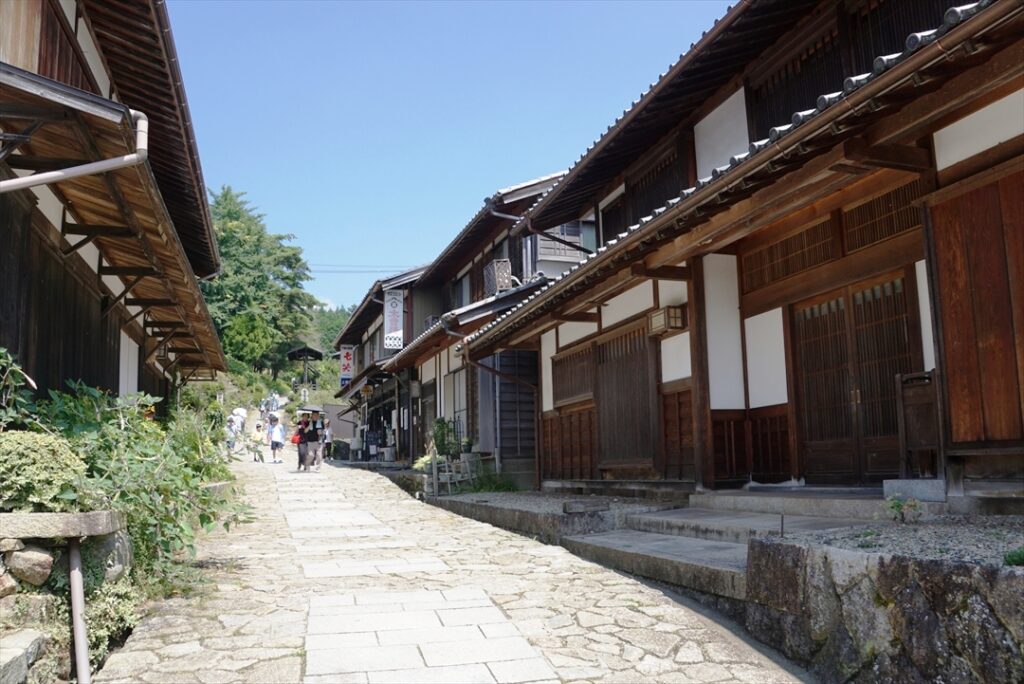 街道沿いの店舗は現代の需要に合ったものだが雰囲気は当時のまま