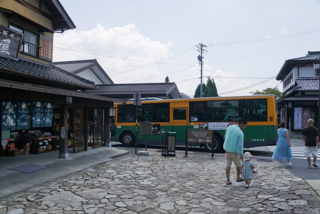 新しい現代の街道を路線バスが走る