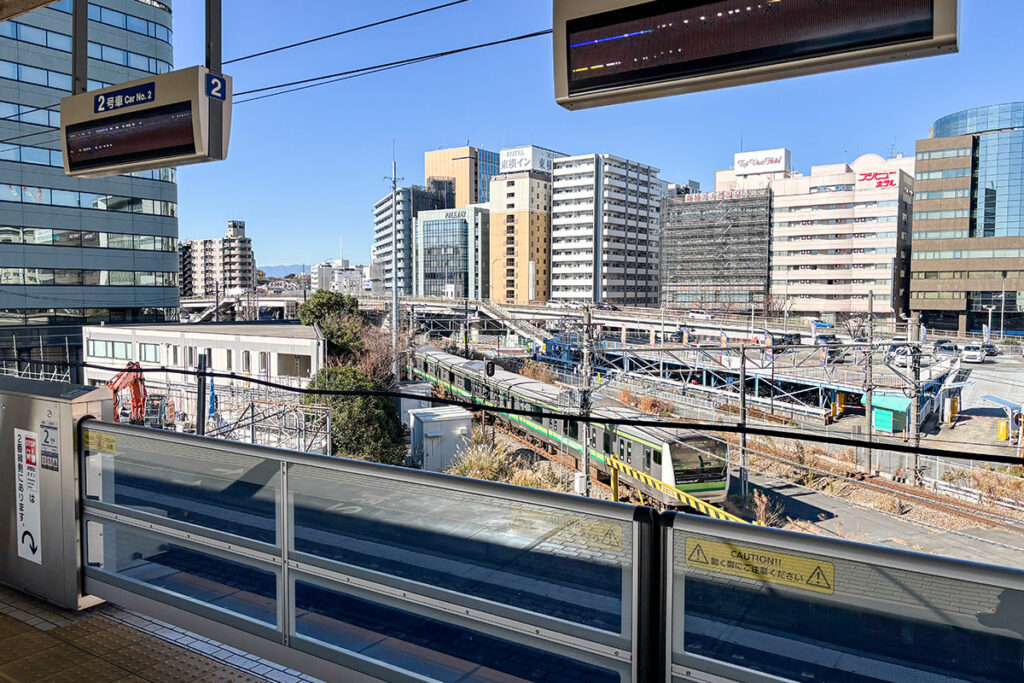 新幹線ホームの下に横浜線が通っている