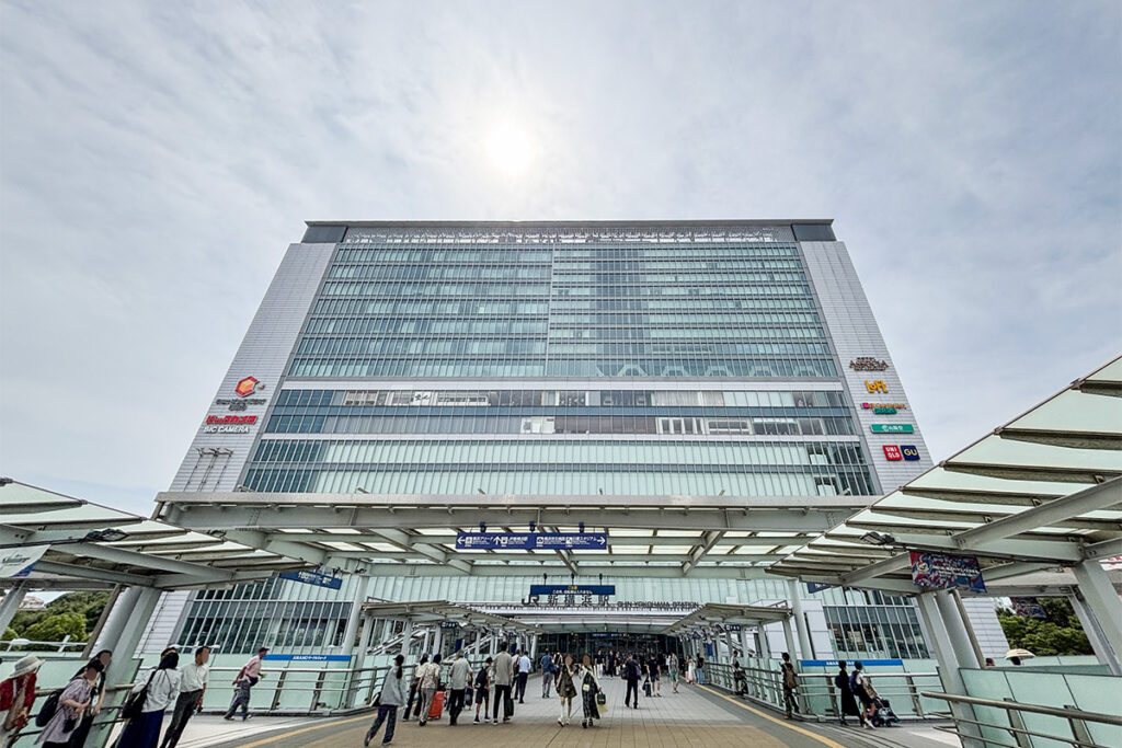巨大な駅ビルがそびえる新横浜駅