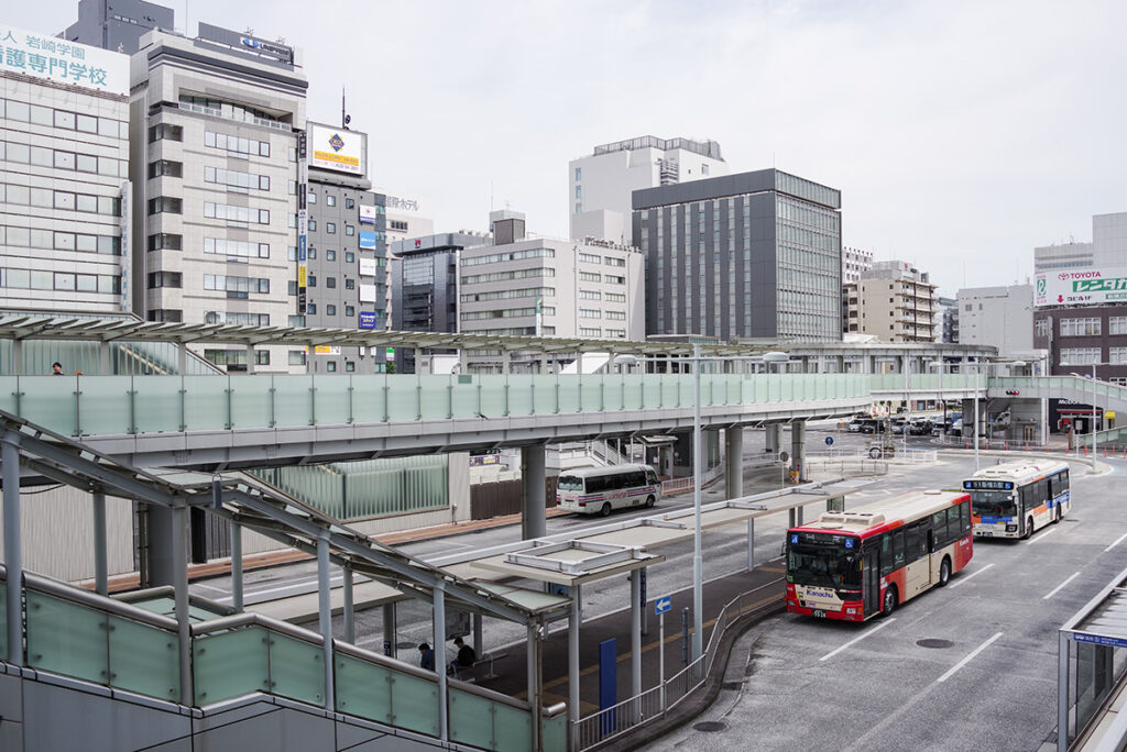 新横浜駅前のバスターミナル