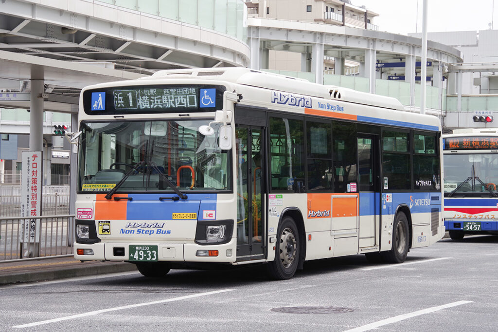 相鉄バス「浜1系統」。大型路線車で運行されている