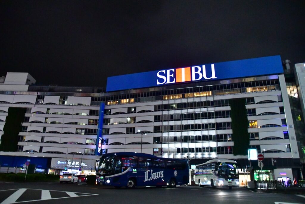 レジェンドブルーとライオンズカラー。西武百貨店をバックに