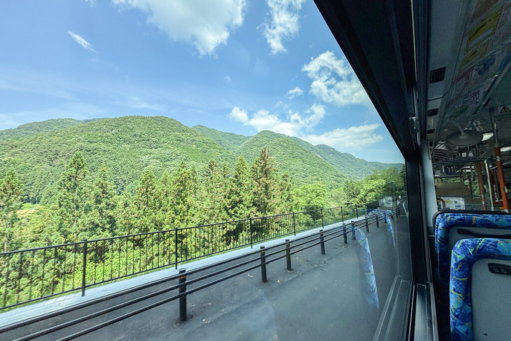 進むほどに景色が山深く
