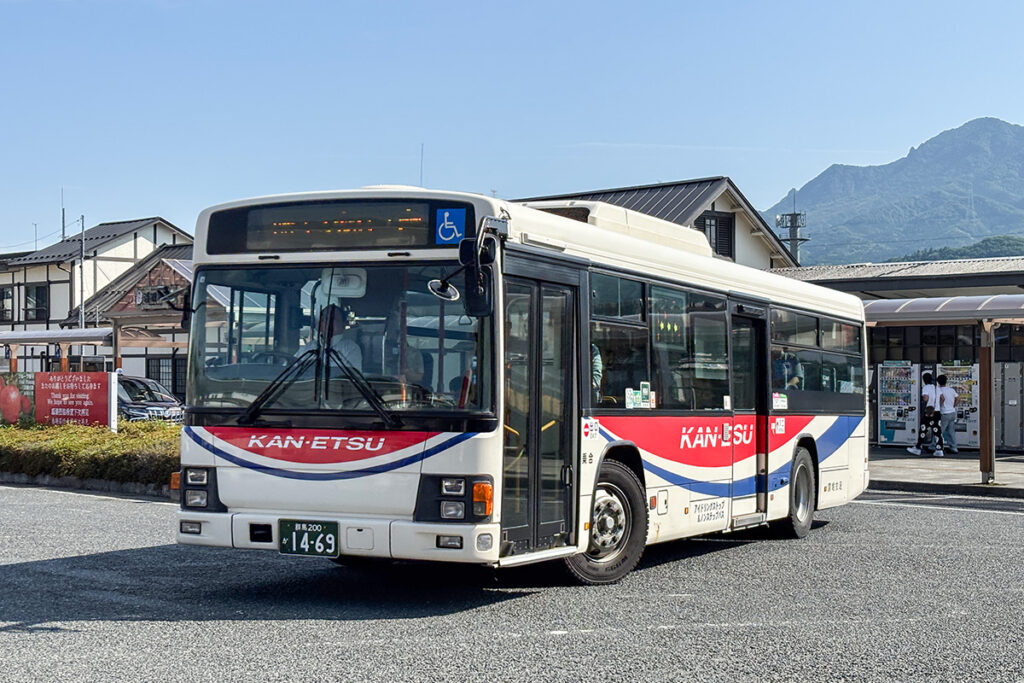 沼田駅前に入ってきた関越交通のいすゞエルガ