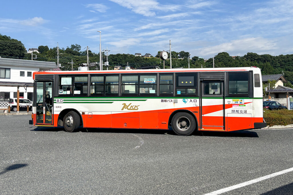 前後扉の構成が路線バスらしさを引き立てる