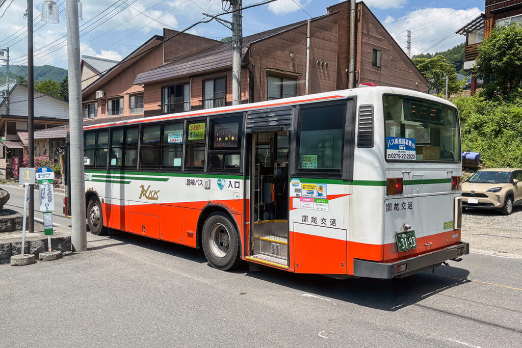鎌田線の尾瀬戸倉バス停でまた別のブルーリボンとすれ違い