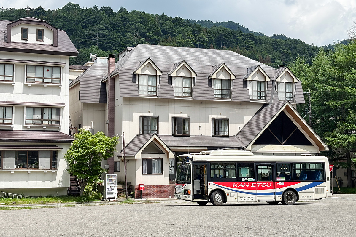 年間運行48日だけの県境越え系路線バス!! 関越交通「湯元温泉線」が激 