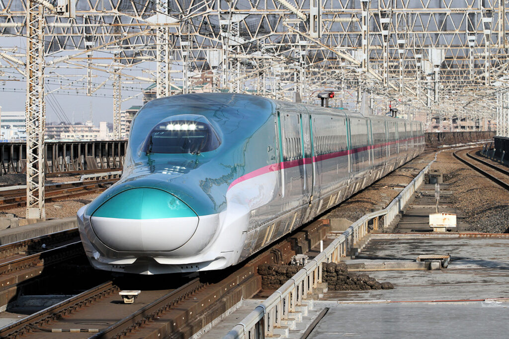 速達性においては他の追随を許さない圧倒的な速さを誇るが、運賃はかなり高額となる新幹線