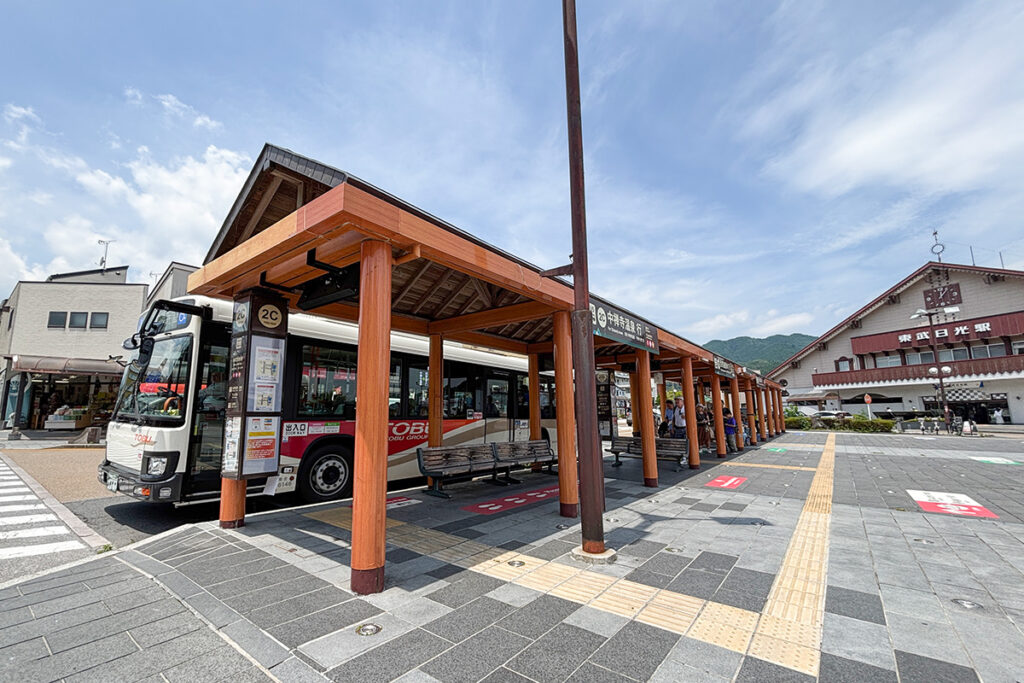 東武日光駅の前に、日光観光エリア各所へ行くバスの乗り場がある