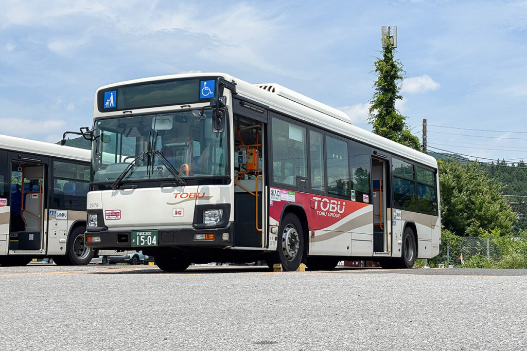 東武バス日光の代表的な大型路線車、いすゞエルガ。写真の1台は2017年式