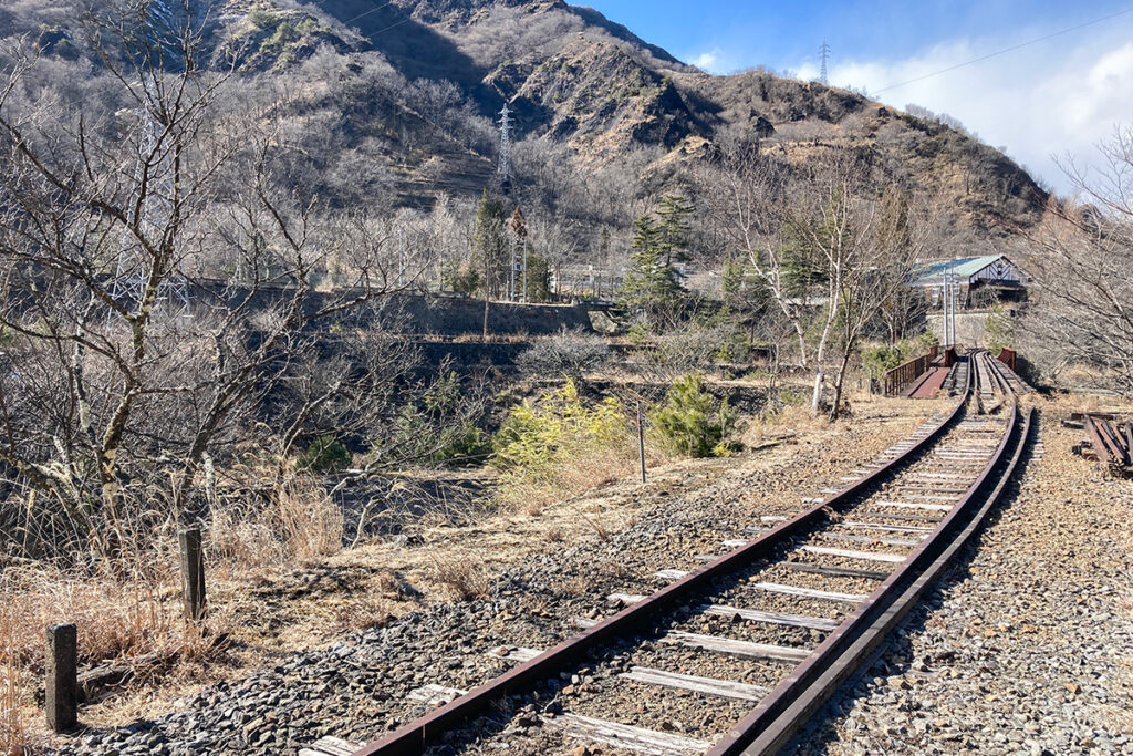 足尾の奥には、銅を積み出していた貨物線の廃線跡が残る