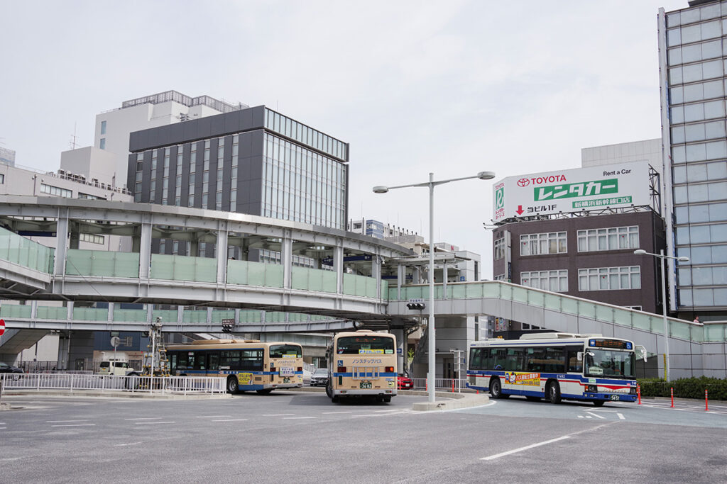 新横浜駅前のバスターミナル