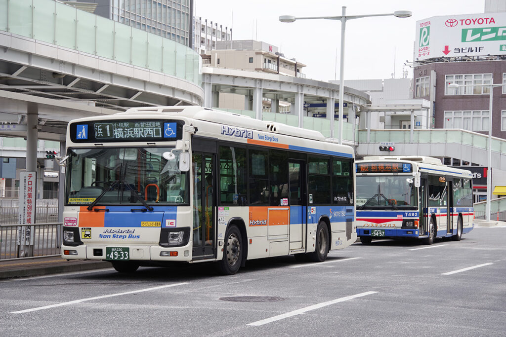 意外と新鮮?　新横浜駅での相鉄バスと臨港バスの組み合わせ