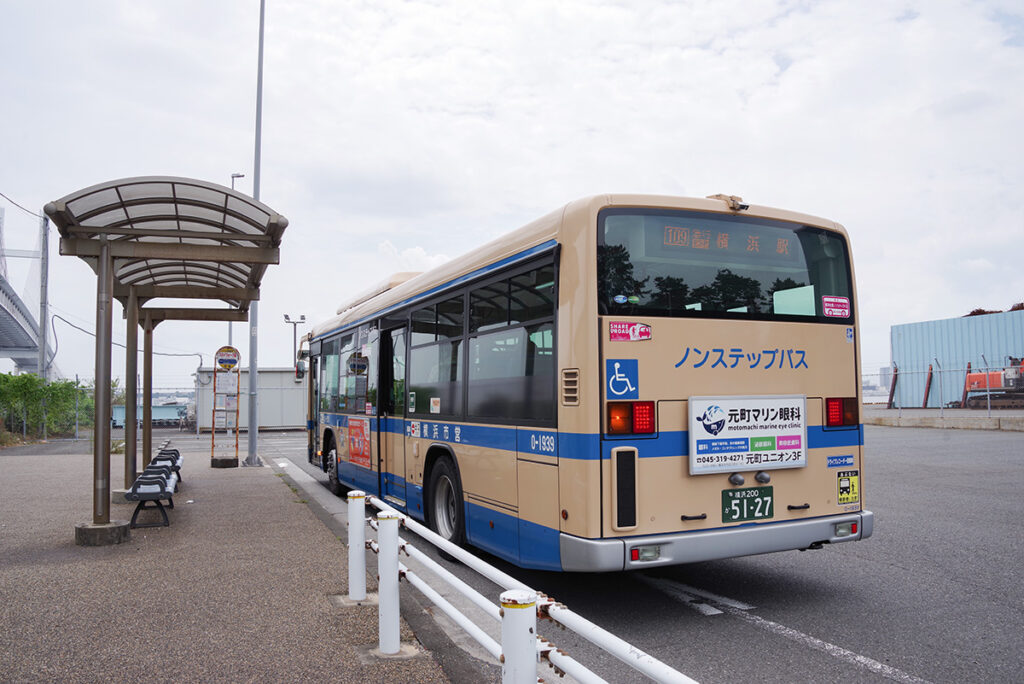 横浜ベイブリッジの脇・スカイウォーク前で下車