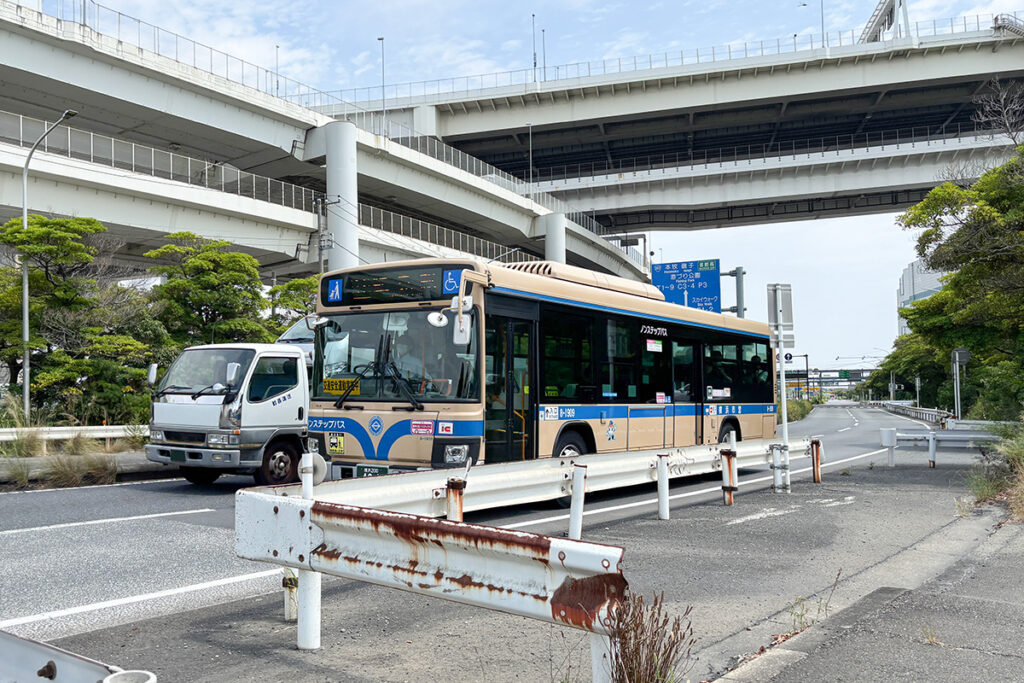 大黒ふ頭バス停に徒歩移動