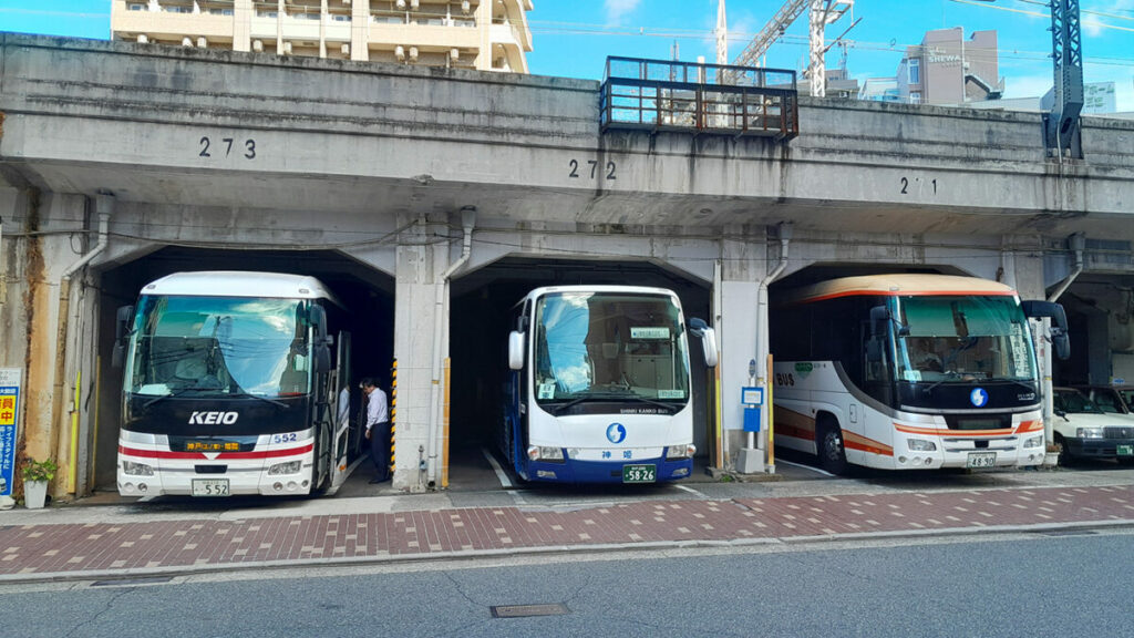高速バスにも色々ある。大手電鉄系などの高速バスは、基本的にフルサービスを提供している