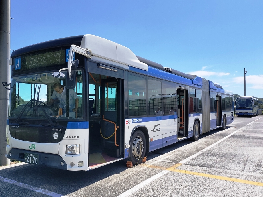 日野自動車製の連節車はJRバス関東の計らいで実際に乗車して動かせてくれた