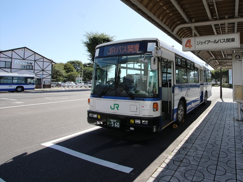 新白河駅ではJRバス関東のバス停に停車してお出迎え