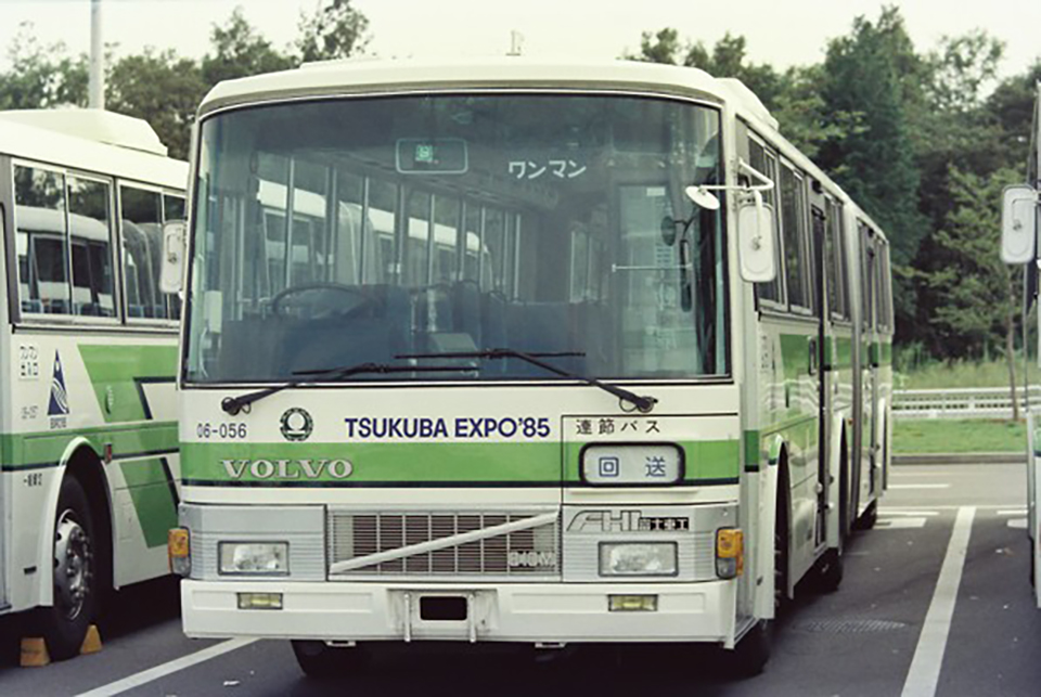 納車されたばかりのスーパーシャトルバス。ナンバープレートはまだ取り付けられていない